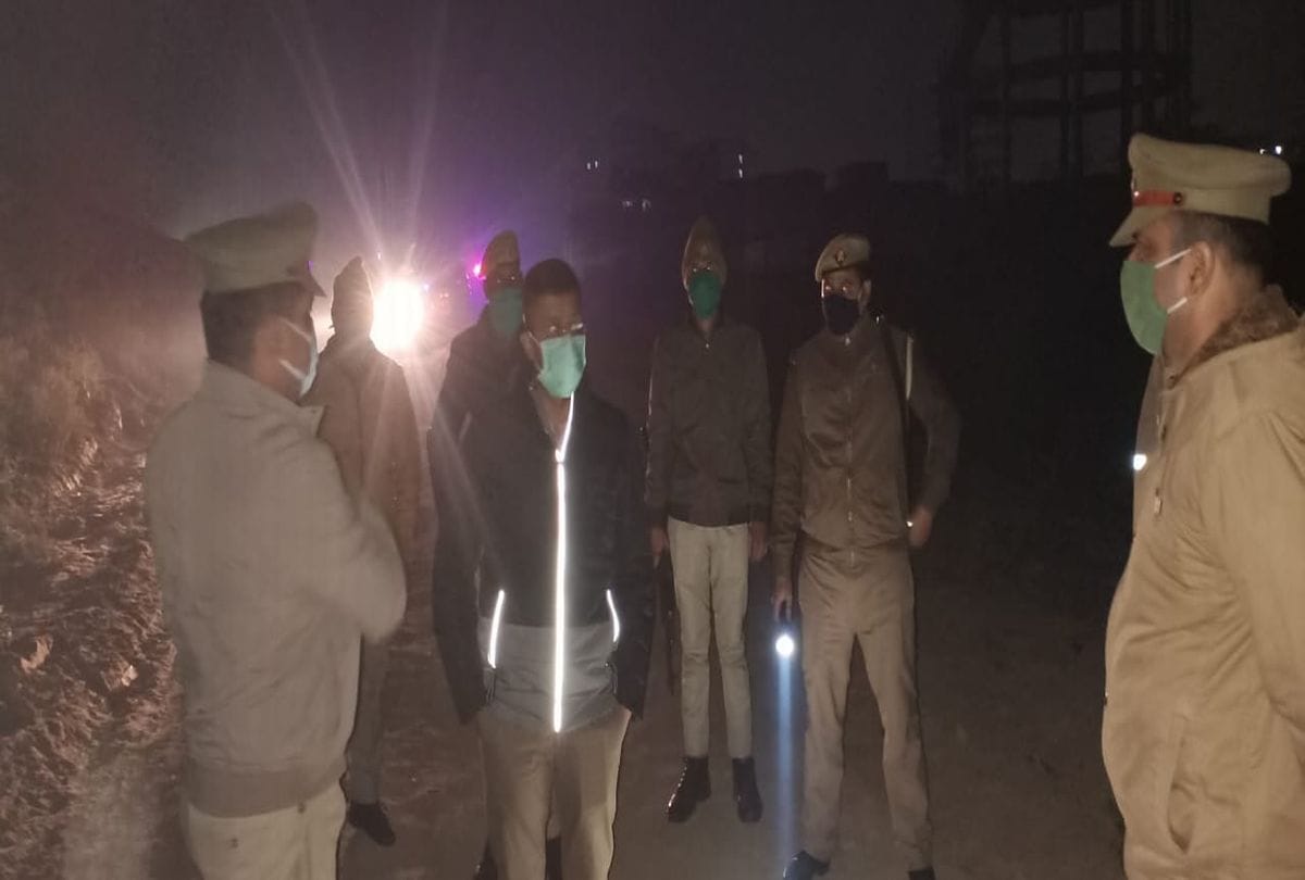 woman found dead on roadside in agra