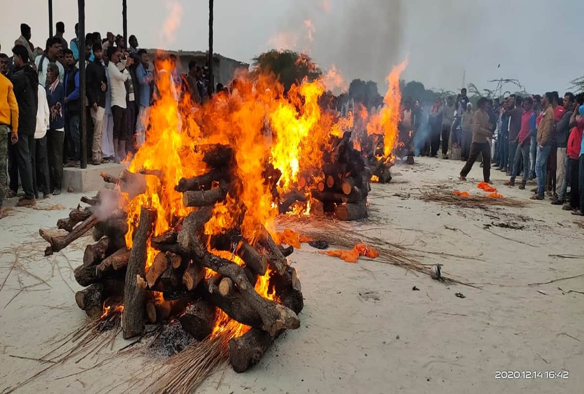 In Pratapgarh, five including a soldier killed in a high speed unruly bolero tree.