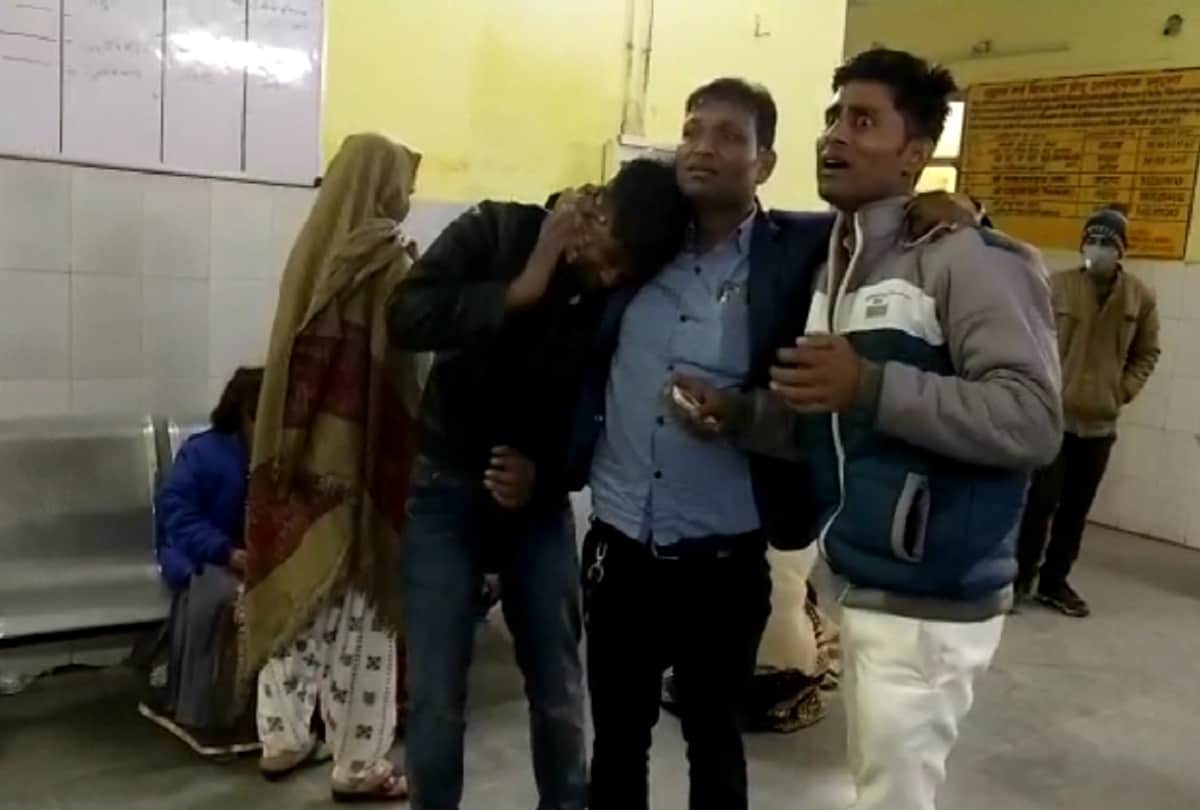 In Pratapgarh, five including a soldier killed in a high speed unruly bolero tree.