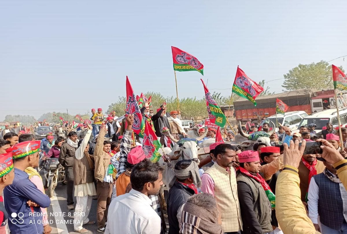 Samajwadi Party Leader Kunwar Devendra Singh Protest Bya Bullock Cart
