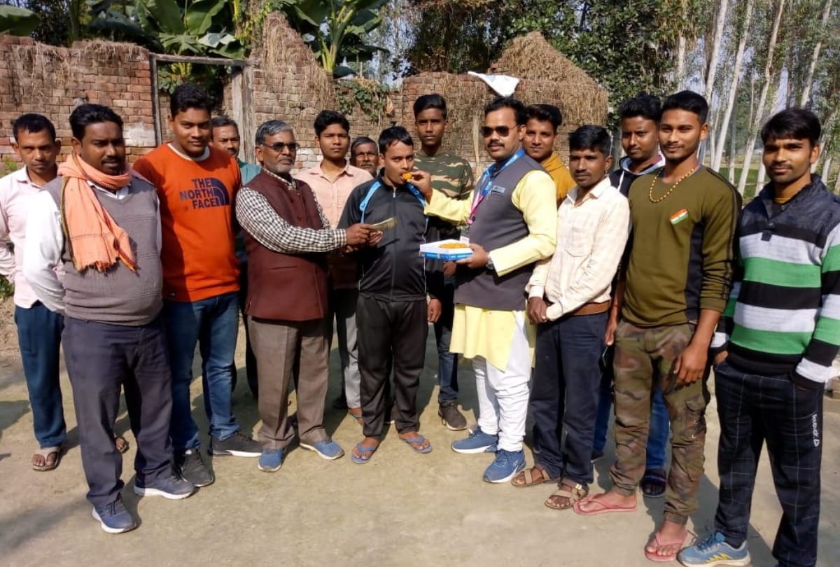 student returned purse full of Rupess in sant kabir nagar