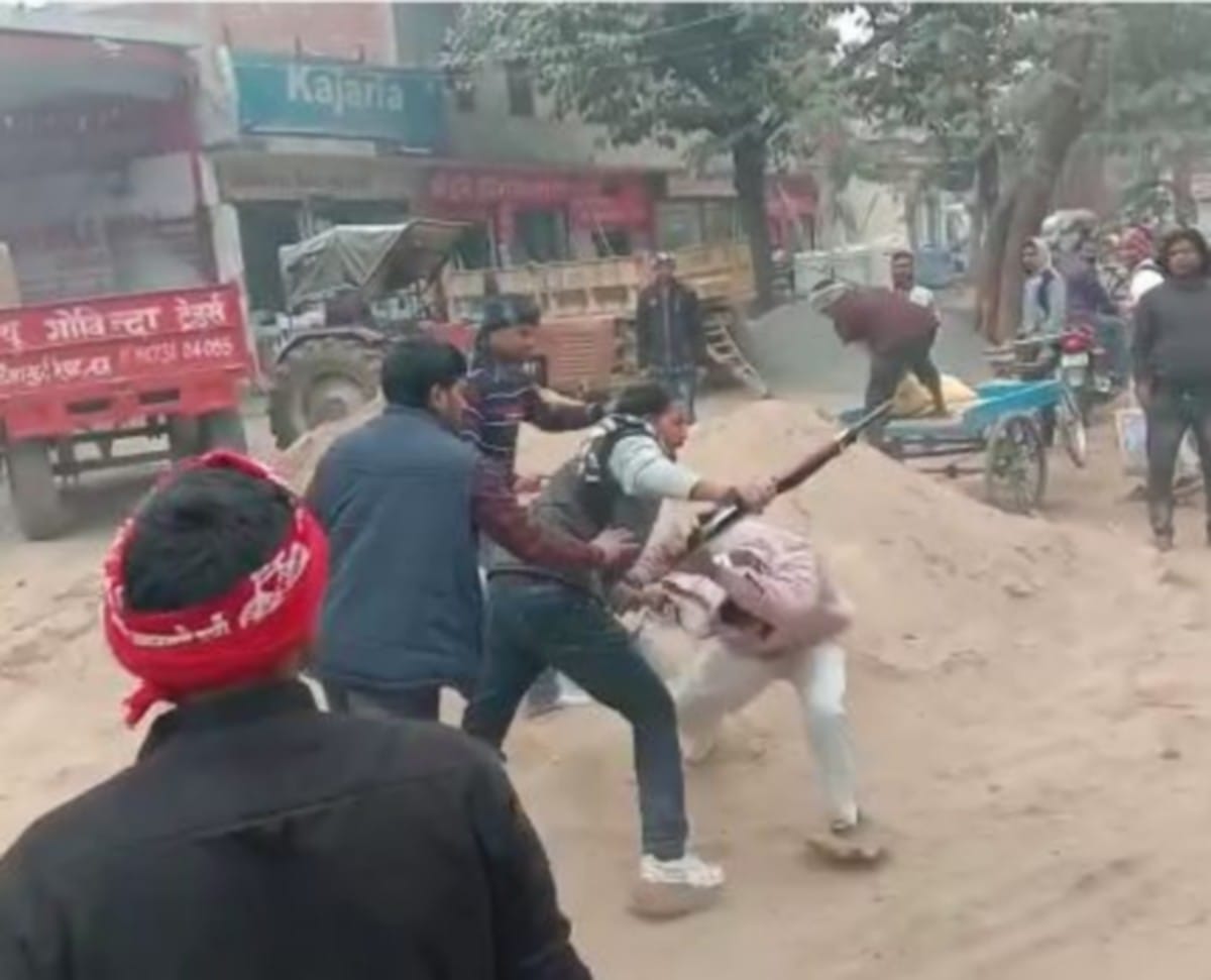 Gunman people beaten bus driver after Scorpio car hit by bus in mau up
