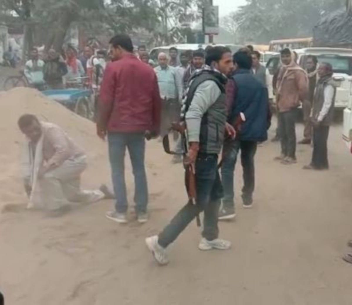 Gunman people beaten bus driver after Scorpio car hit by bus in mau up
