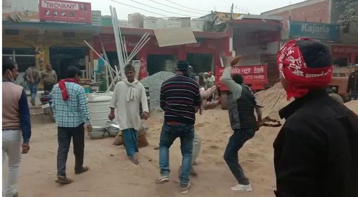 Gunman people beaten bus driver after Scorpio car hit by bus in mau up