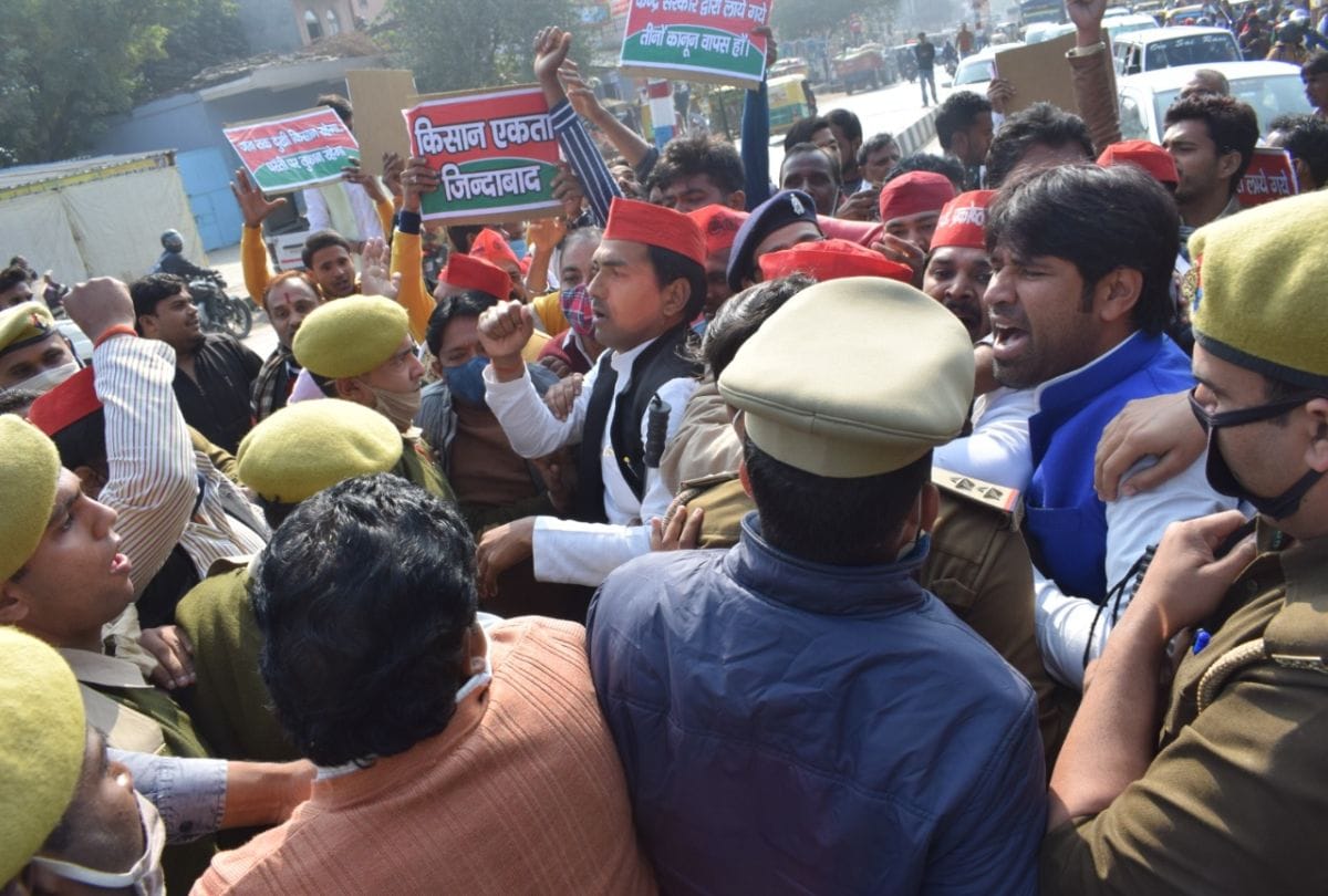Samajwadi Party Protests In Mainpuri Mla Raj Kumar Yadav And Supporters Dispute With Police