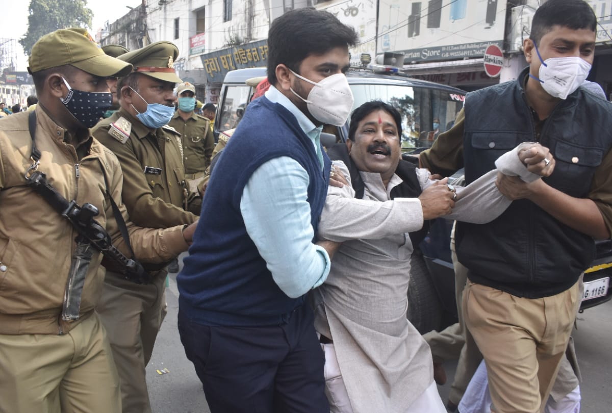 SP leaders detained while doing Facebook live for Farmer protest support