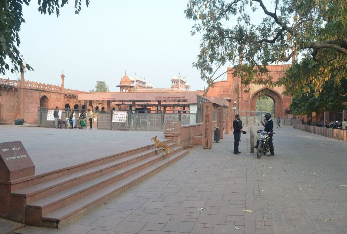ASI personnel caught three guide for black marketing of taj mahal tickets in agra