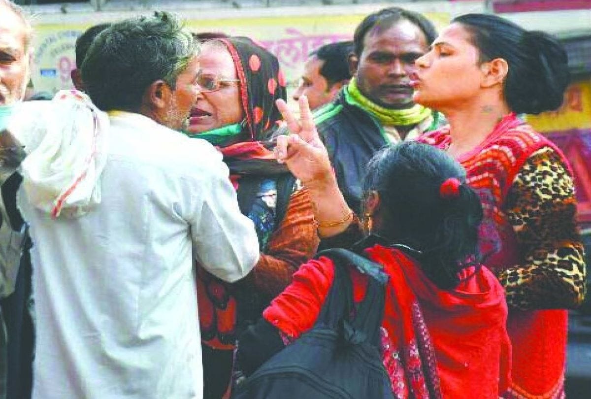 Agra News: Fake Transgender Stoped Bride Car For Money
