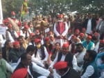 कृषि कानून के विरोध में हो रहे प्रदर्शन के दौरान कलेक्ट्रेट गेट पर सपा कार्यकर्ताओं को संबोधित क?