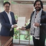 बाएं केंद्रीय खेल मंत्री किरण रिजिजू और दाएं सांसद रवि किशन शुक्ला।