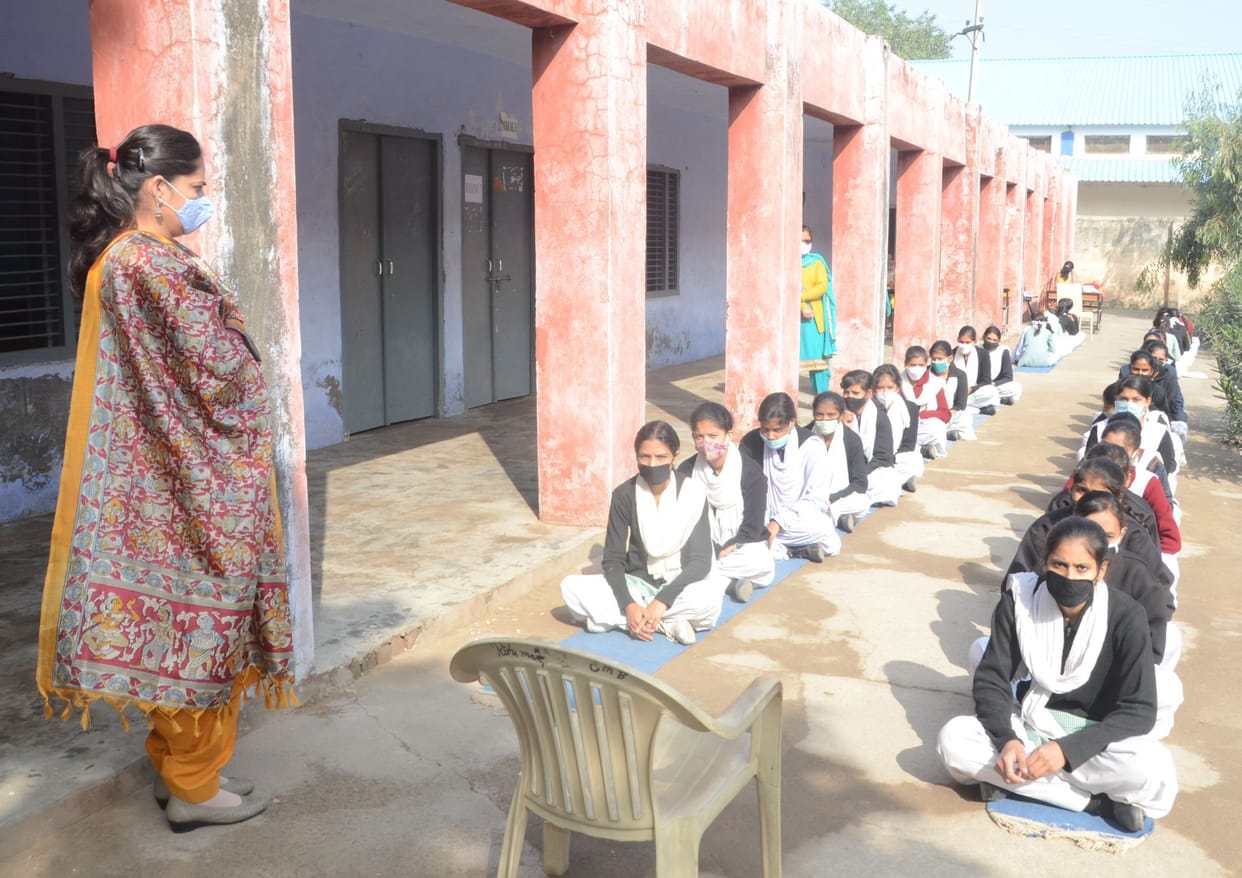 800 school children arrived at the hospital to give samples in two days, 40 reported to be home after seeing symptoms