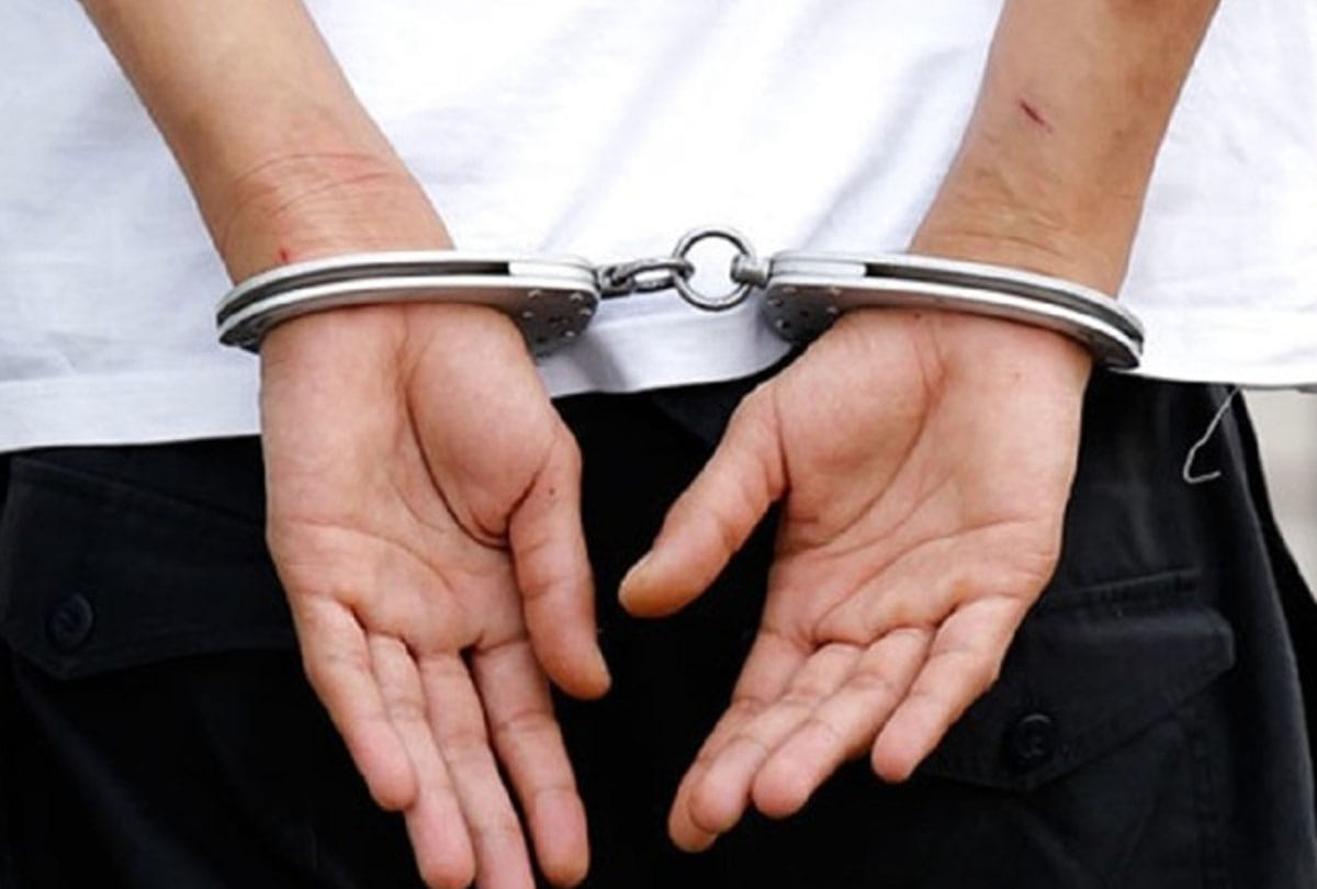 Two smugglers arrested with liquor of 42 lakhs