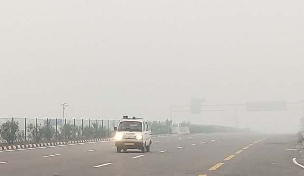 kohare mein eksapresave par vaahanon kee raphtaar mein lagee brek