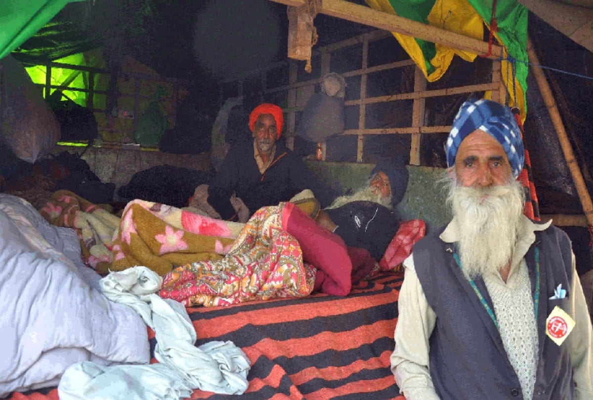 Increased sales of sweater-jackets on Singhu border due to increasing cold