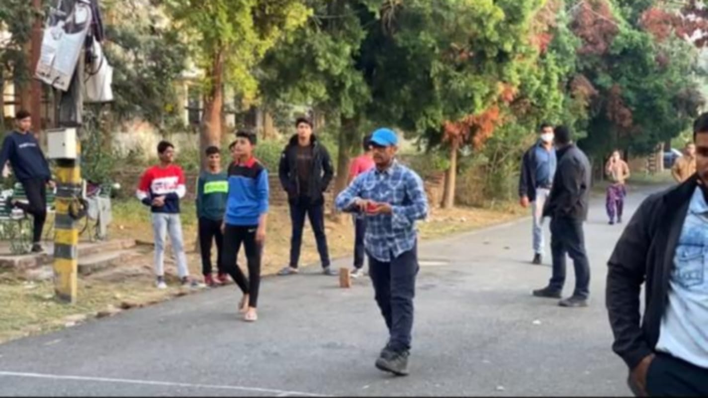 Uttarakhand Aamir Khan Play Cricket News:  Bollywood Actor Aamir Khan Play Cricket with children in dehradun photos