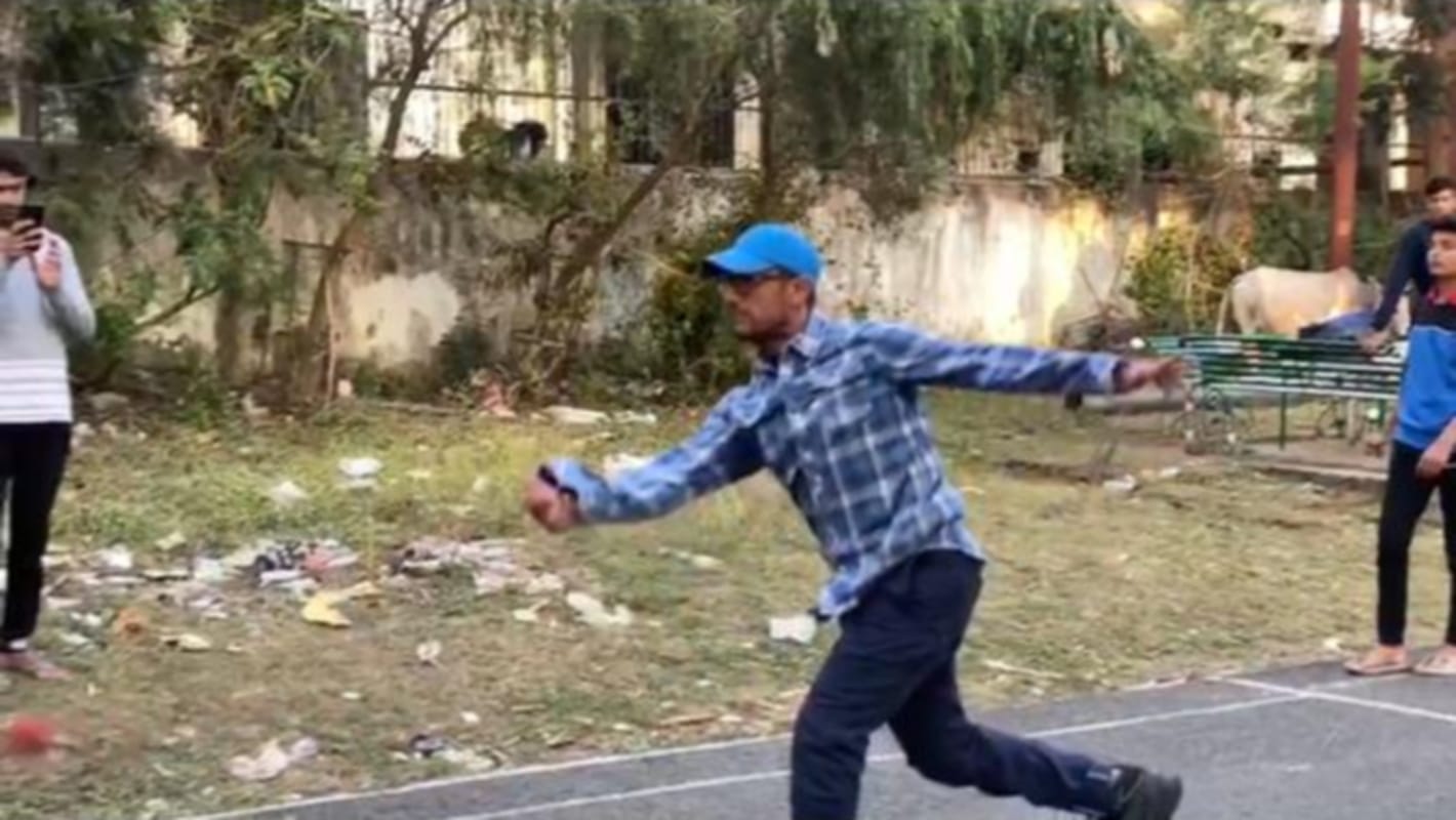 Uttarakhand Aamir Khan Play Cricket News:  Bollywood Actor Aamir Khan Play Cricket with children in dehradun photos