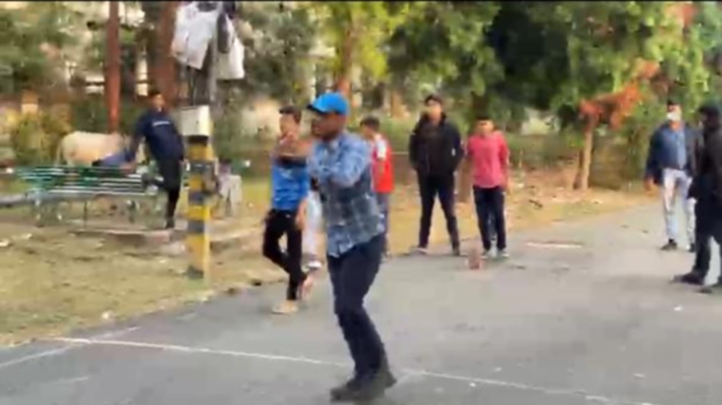 Uttarakhand Aamir Khan Play Cricket News:  Bollywood Actor Aamir Khan Play Cricket with children in dehradun photos