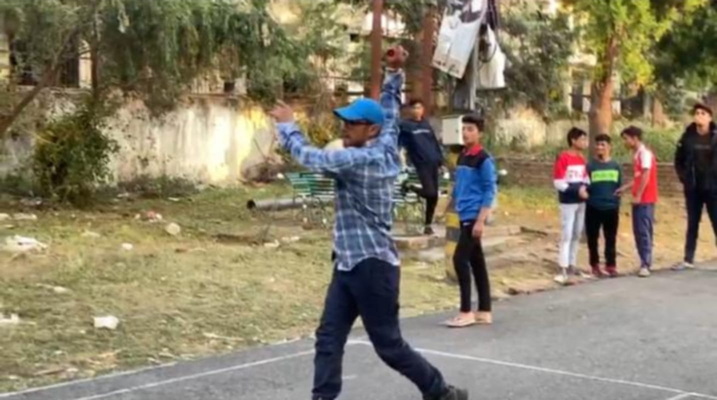 Uttarakhand Aamir Khan Play Cricket News:  Bollywood Actor Aamir Khan Play Cricket with children in dehradun photos