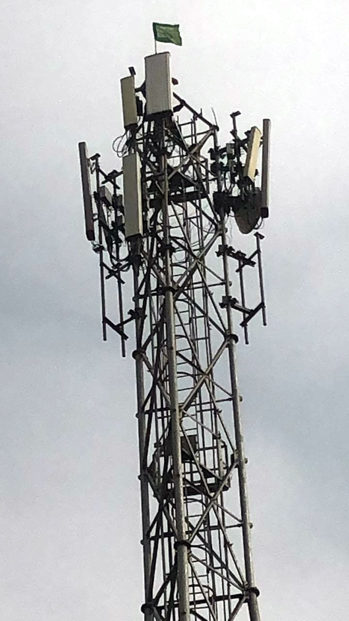 Farmers shouted slogans of Murdabad by climbing mobile tower