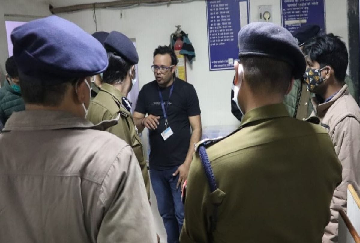 Agra Indian Overseas Bank Robbery News: Indian Overseas Bank Robbery in Agra News: robbers take bank staff on gun point