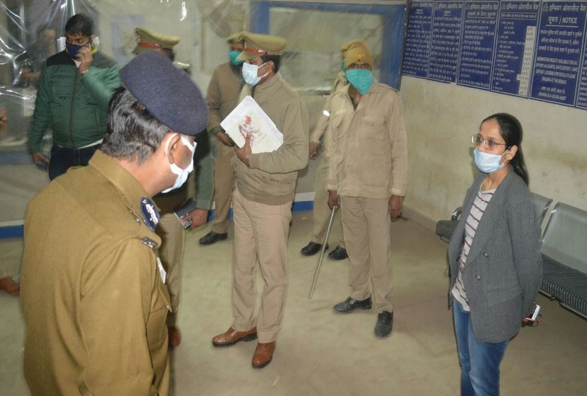 Agra Indian Overseas Bank Robbery News: Indian Overseas Bank Robbery in Agra News: robbers take bank staff on gun point