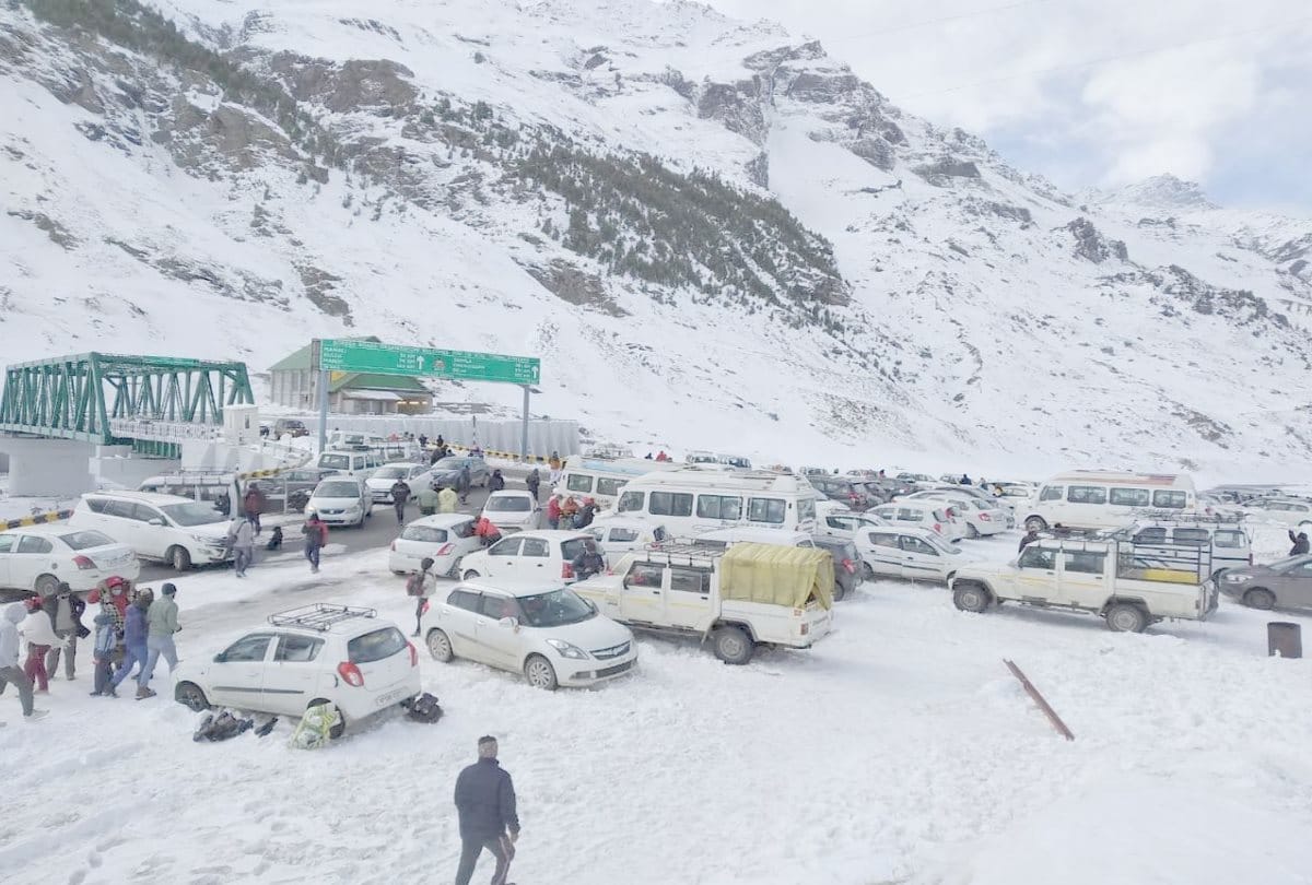himachal tourist news: Tourists in North Portal of Atal Tunnel, had fun in SolangNala manali