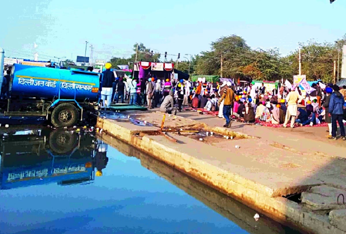 Mud and water logging increased problems around the Singhu border