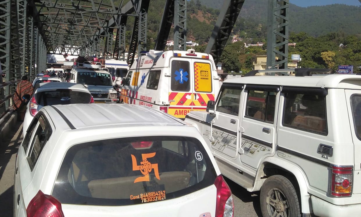 Vehicle park on bridge, ambulance stuck in jam