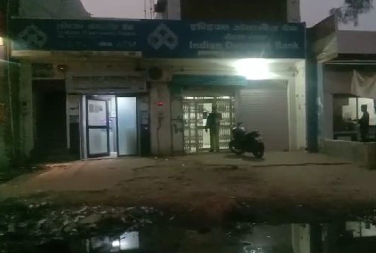 robbery in indian overseas bank in Agra