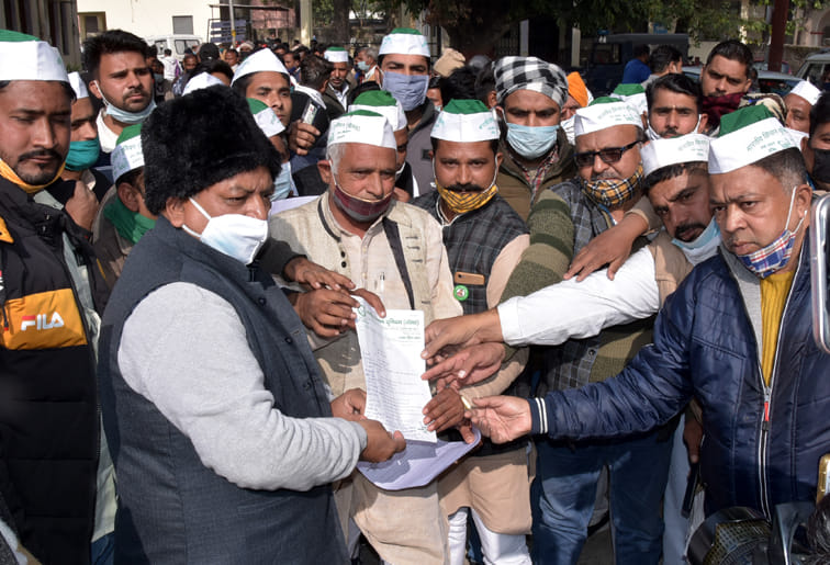 The activists of Bakiu Tomar demonstrated in the Collectorate