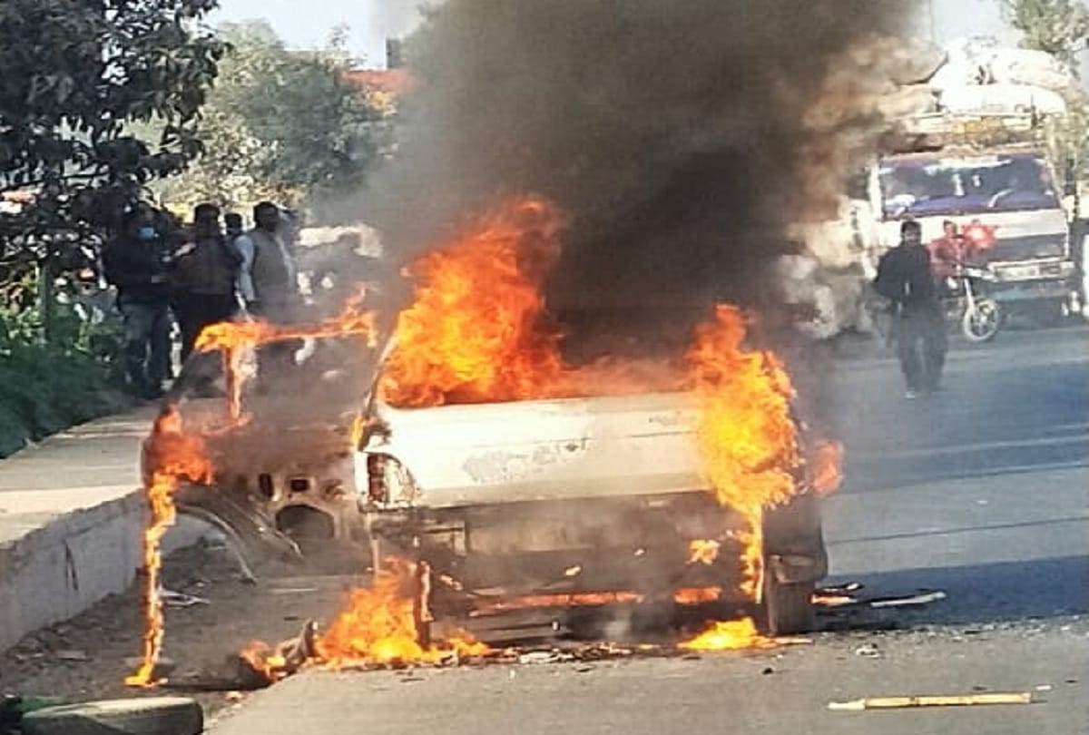 fire in Car at Amroha of uttar pradesh