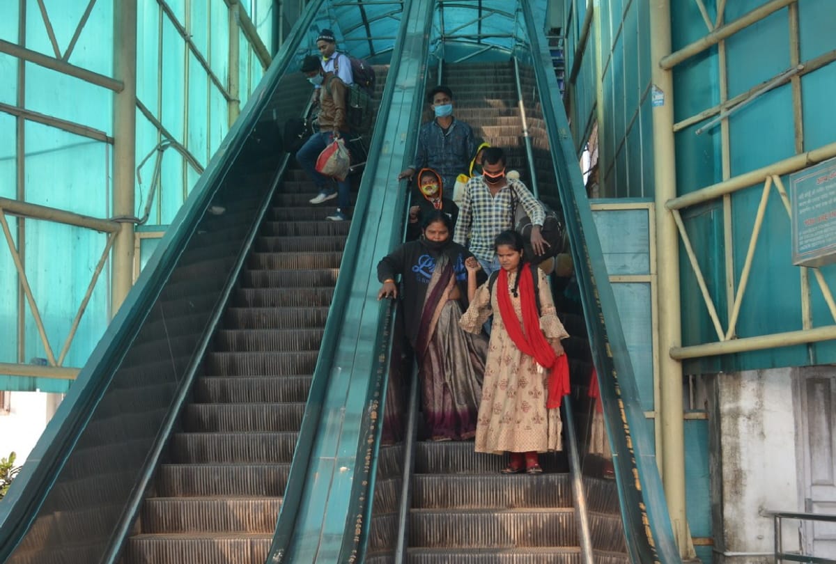 Passenger train ran from Gorakhpur after one year due to lockdown and corona