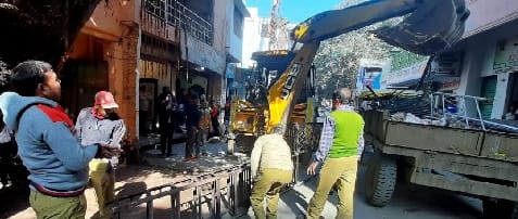 Uproar over encroachment in Siklapur, police lathis and dispersed people
