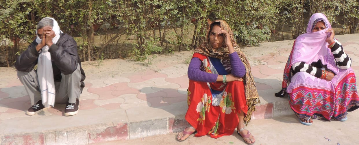 subah-shaam badhee galan, dopahar mein dhoop ne dee raahat