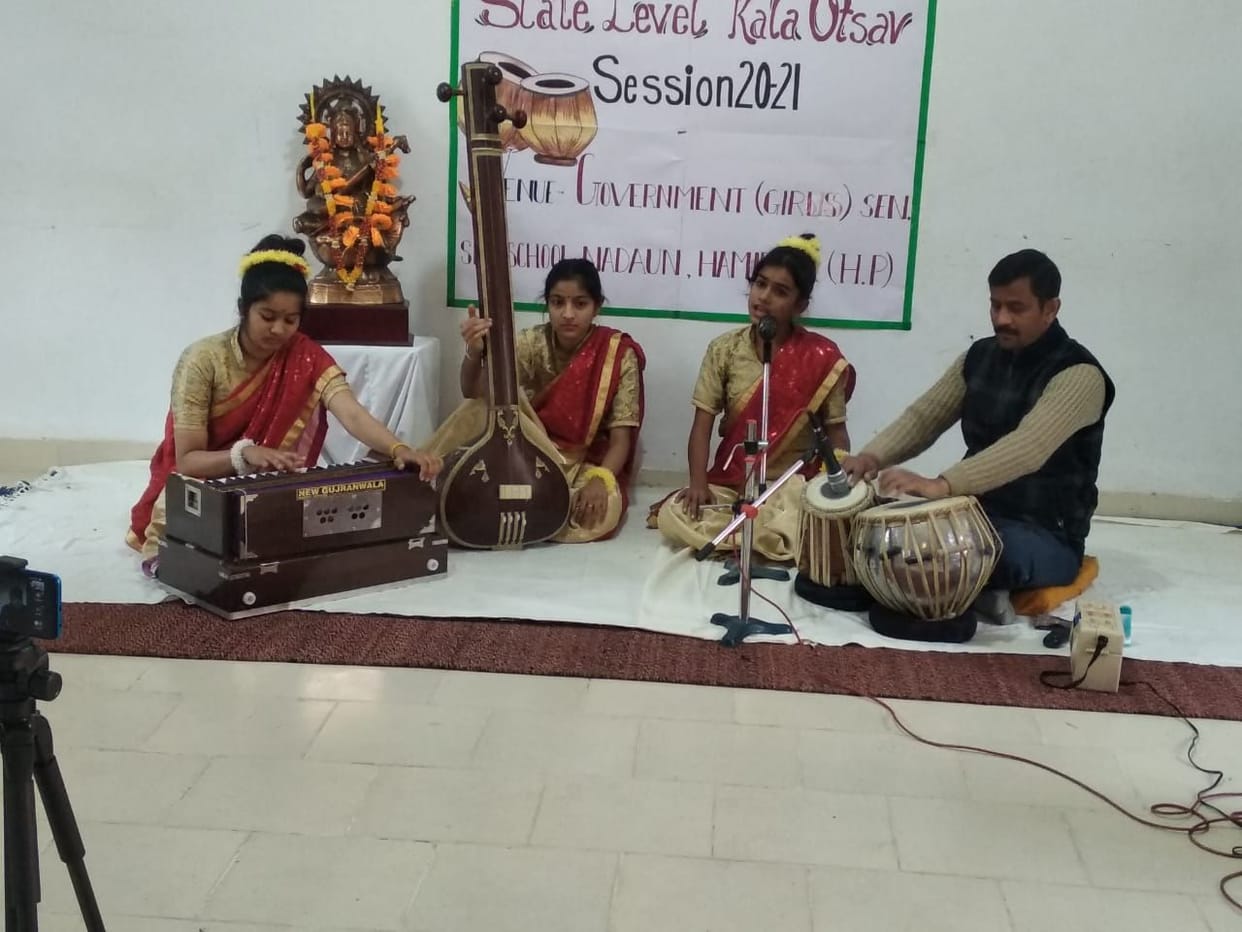 student participate in art festible