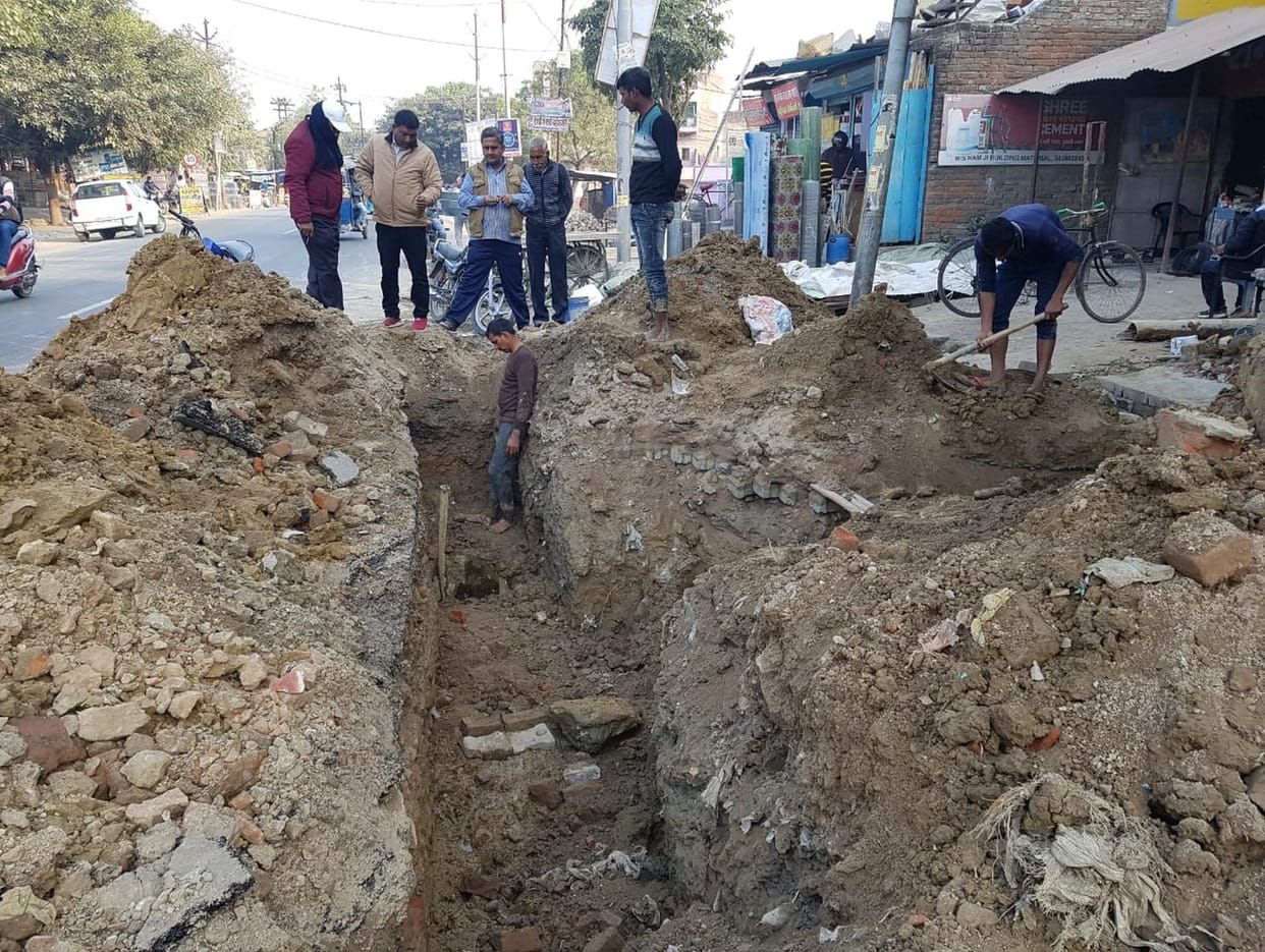 Broken pipeline in excavation, drinking water crisis in thousands of homes