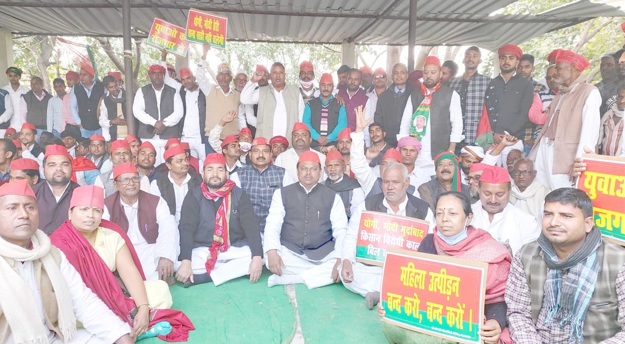 Political parties protest against agrarian laws