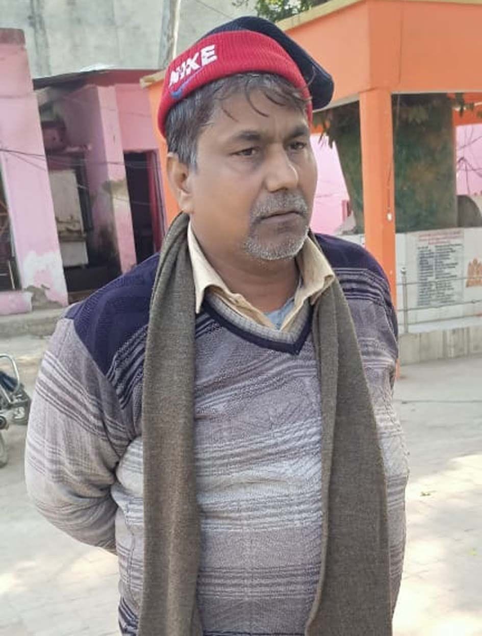 chalatee bas mein bartan vyaapaaree kee jeb kaatee, ek laakh rupaye paar