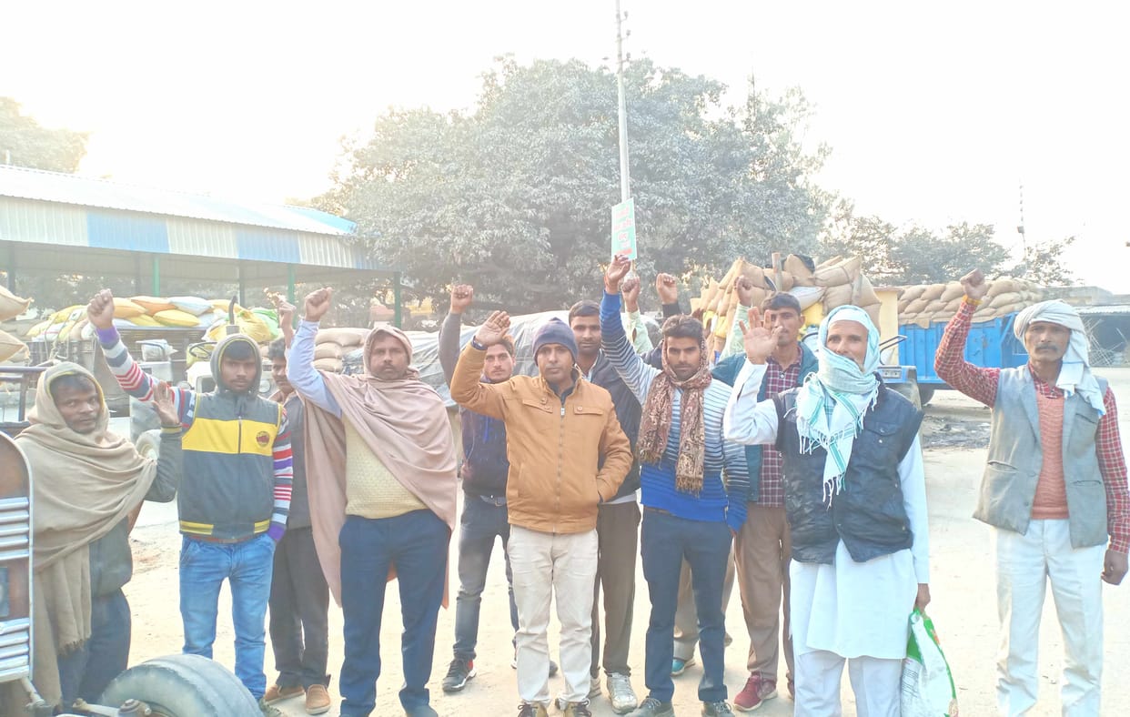 protest of farmers in sambhal mandi