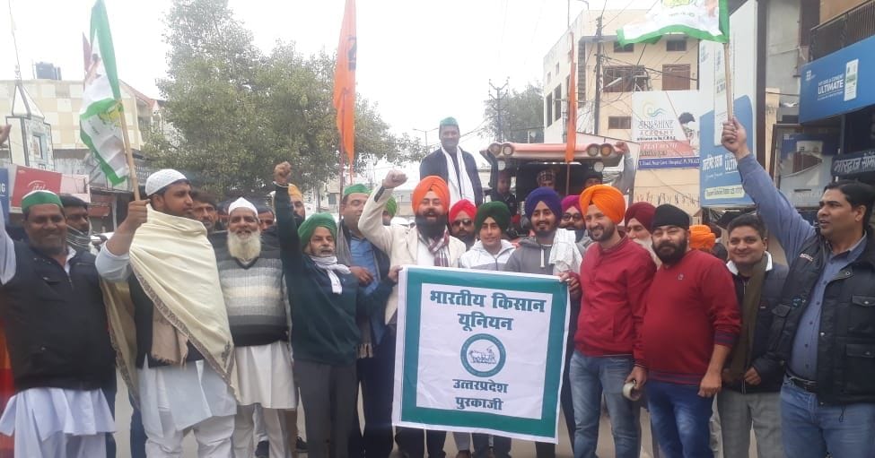 Food items for farmers sent to Delhi
