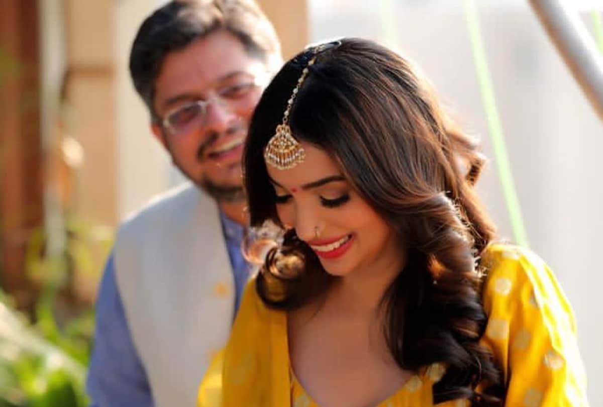 Writer kanika dhillon engaged with himanshu sharma here photos