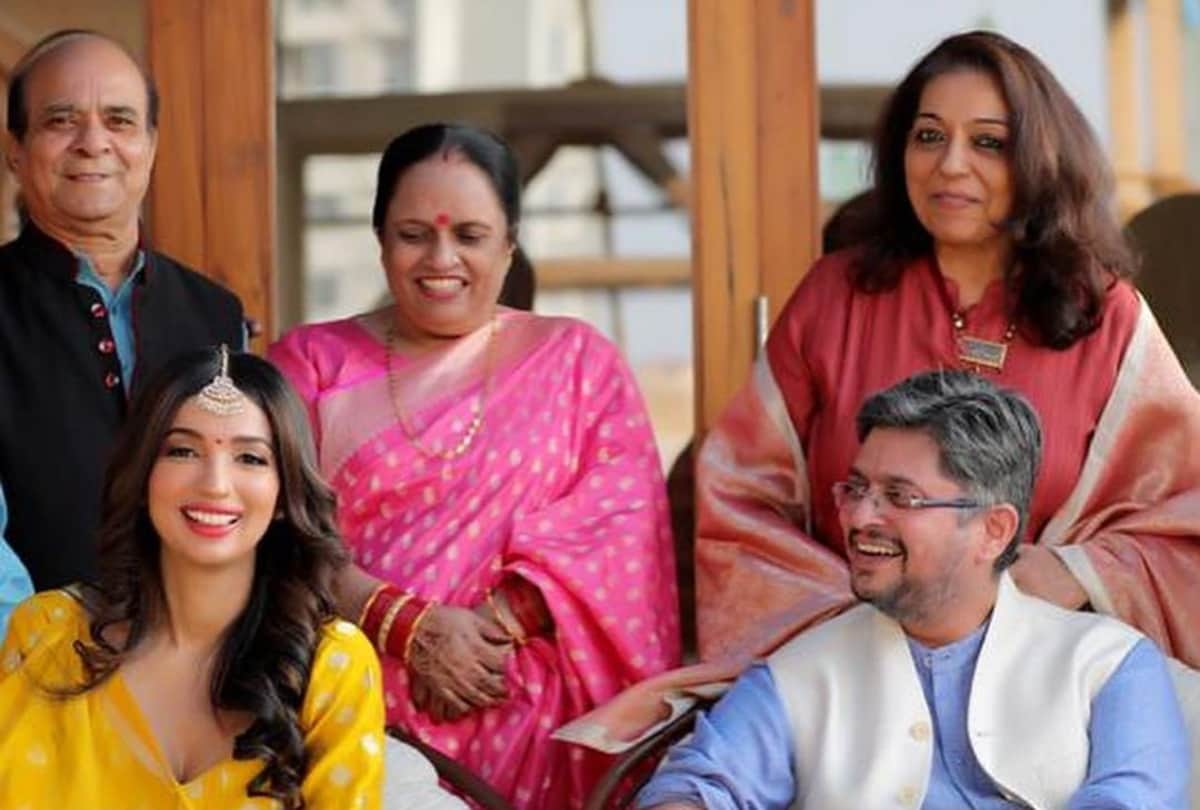 Writer kanika dhillon engaged with himanshu sharma here photos