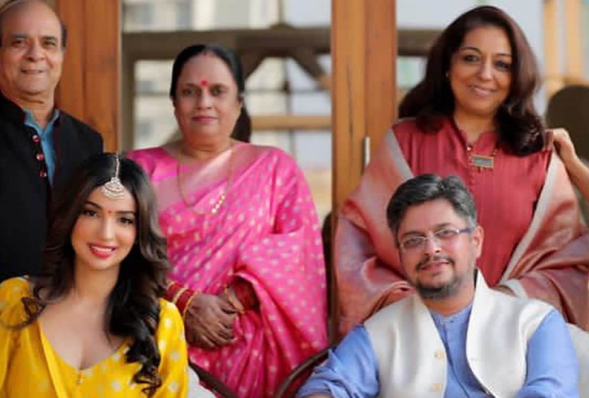 Writer kanika dhillon engaged with himanshu sharma here photos