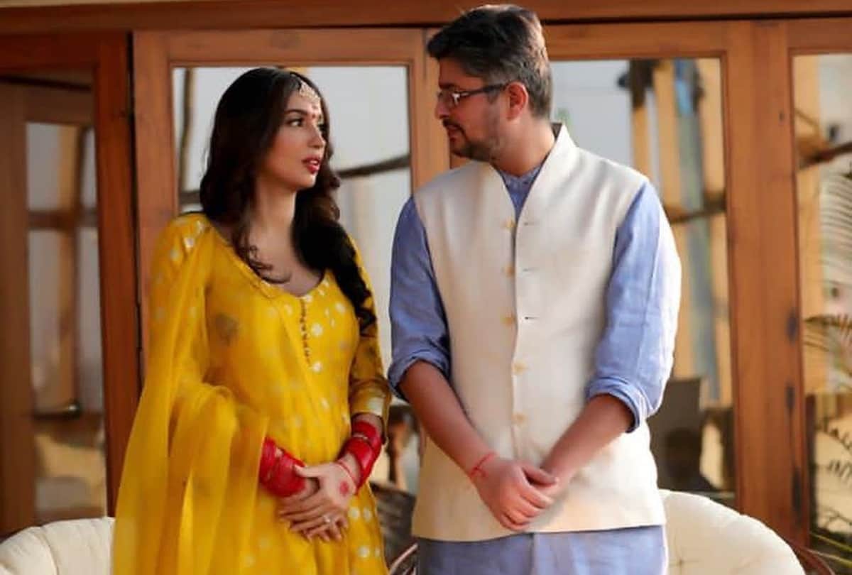 Writer kanika dhillon engaged with himanshu sharma here photos