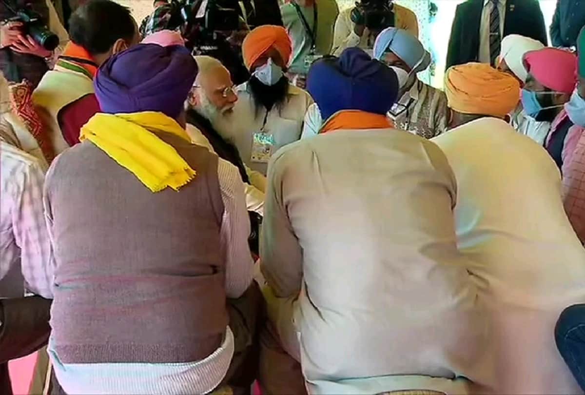 See Photos of PM Narendra Modi met people from various groups in Kutch