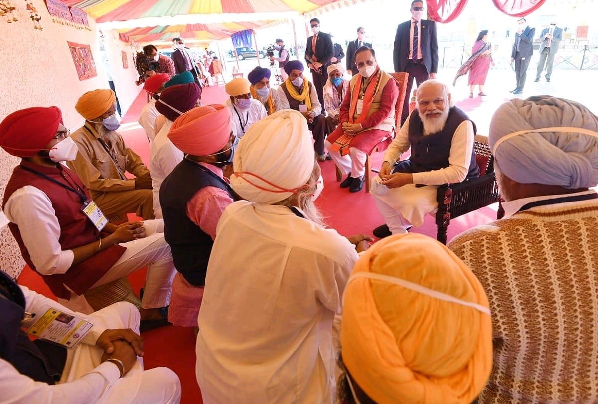 See Photos of PM Narendra Modi met people from various groups in Kutch
