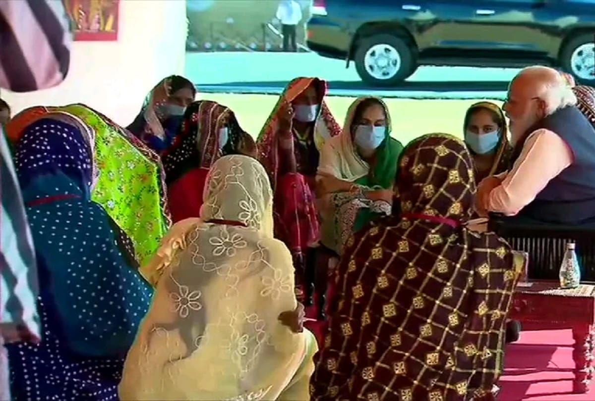 See Photos of PM Narendra Modi met people from various groups in Kutch