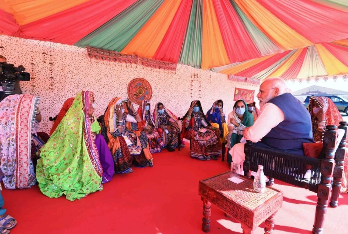 See Photos of PM Narendra Modi met people from various groups in Kutch