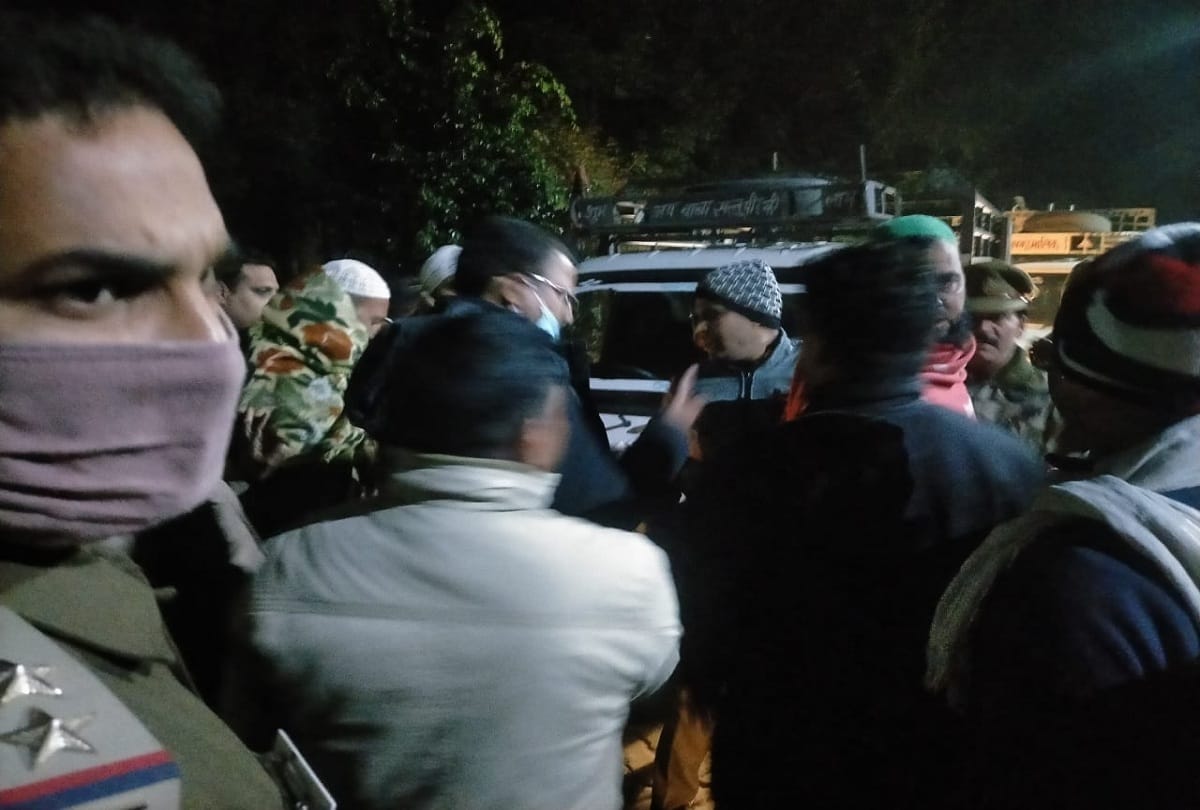 Canter collides with bike in Shamli three laborers killed