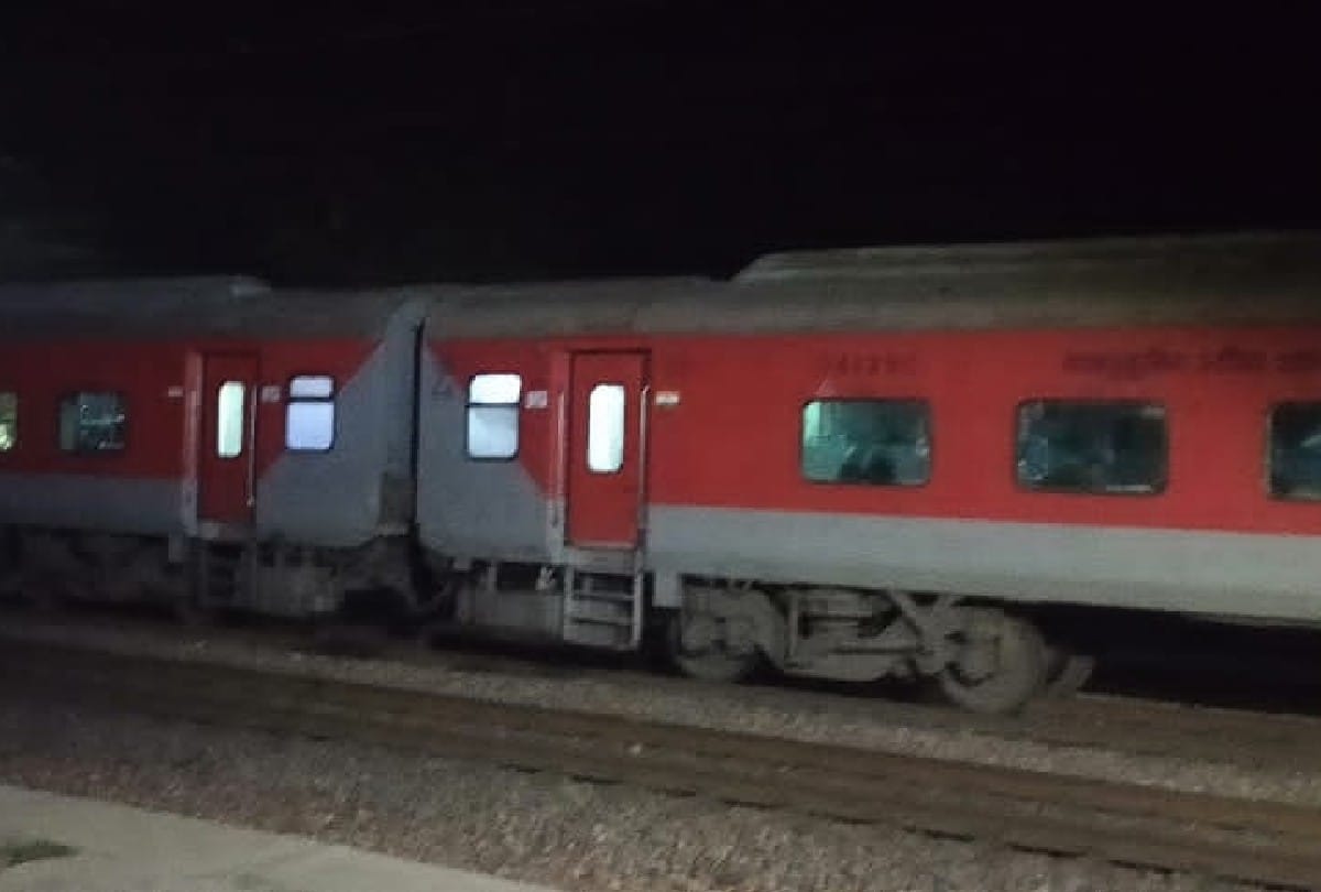 Stones thrown at Rajdhani Express in Bodaki RPF starts investigation